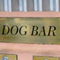�r�[�i�X�t�H�[�g�̏o���t�߂ɁuDOG BAR�v������