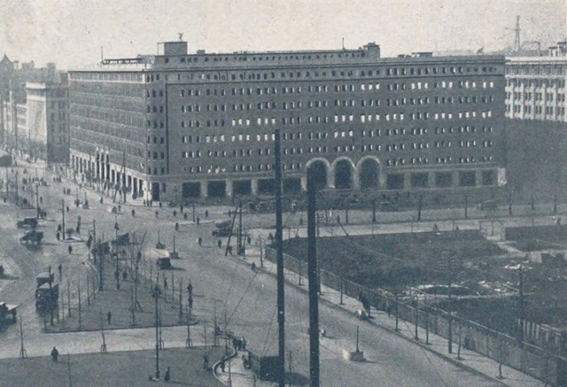 Tokyo_station_square_2.jpg