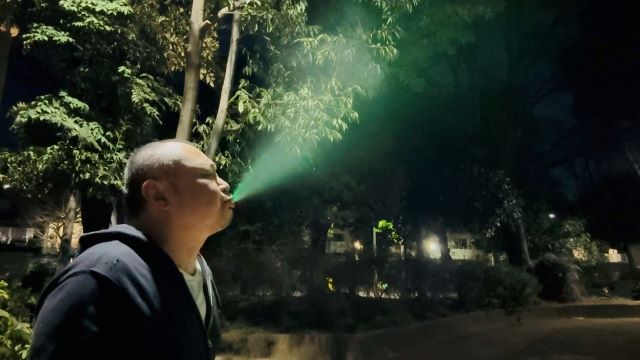 毒霧入門・夜の公園の街灯の下だと撮影しやすい