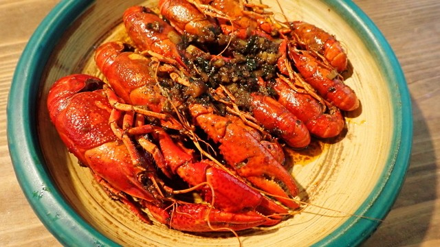 中国で流行っているというザリガニ料理は社交的な食べ物だった　殻むきが大変なのでおしゃべりしながら食べるのに最適