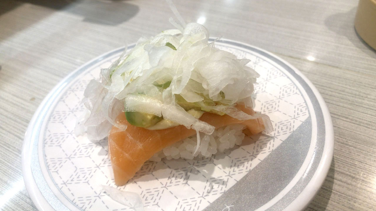 タマネギが２貫にまたがって載っている寿司について考える