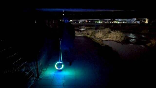 光る首輪さえあれば、犬抜きでも犬の散歩をしている感じになるのではないか？