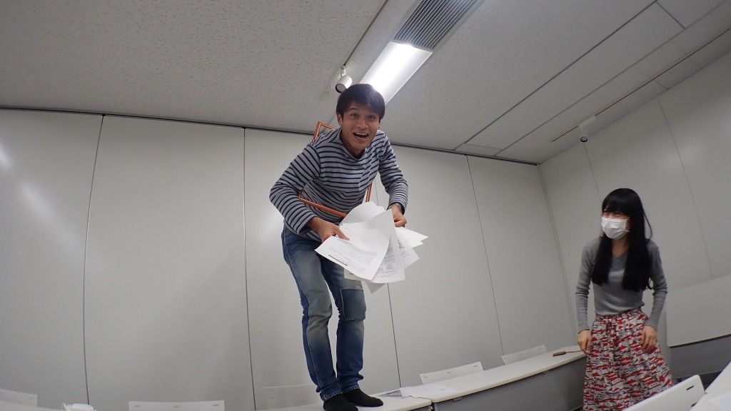 窓を着る安藤さん.jpeg