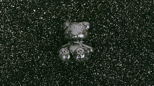 火縄銃を作った砂鉄とほぼ同じ、屋久島の砂鉄でクマちゃんを作る　黒い砂浜からごっそり取れる砂鉄を固めて人形に