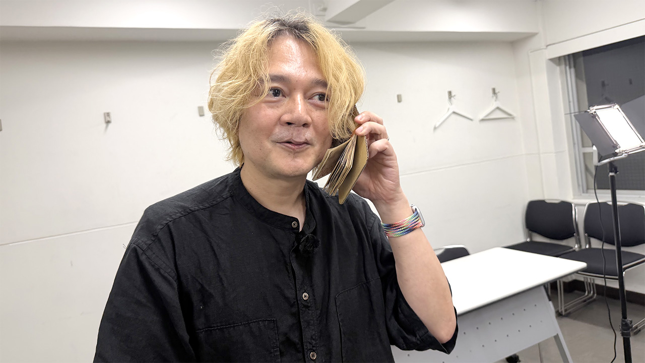 iPhoneDUOを自慢する・iPhoneDUOと同じ形のダンボールに同じ金額を挟む