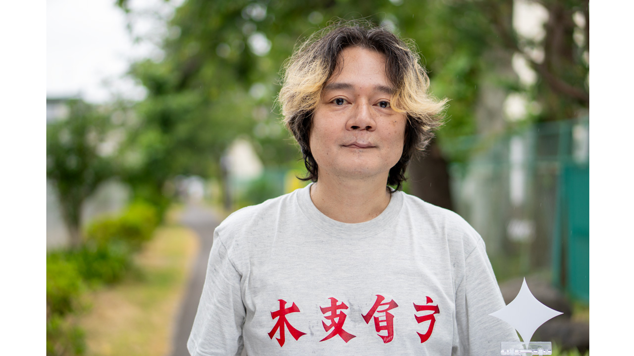 AIになりたい・背景をぼかして実在しない漢字のTシャツを着ればAI生成のような写真になるはず