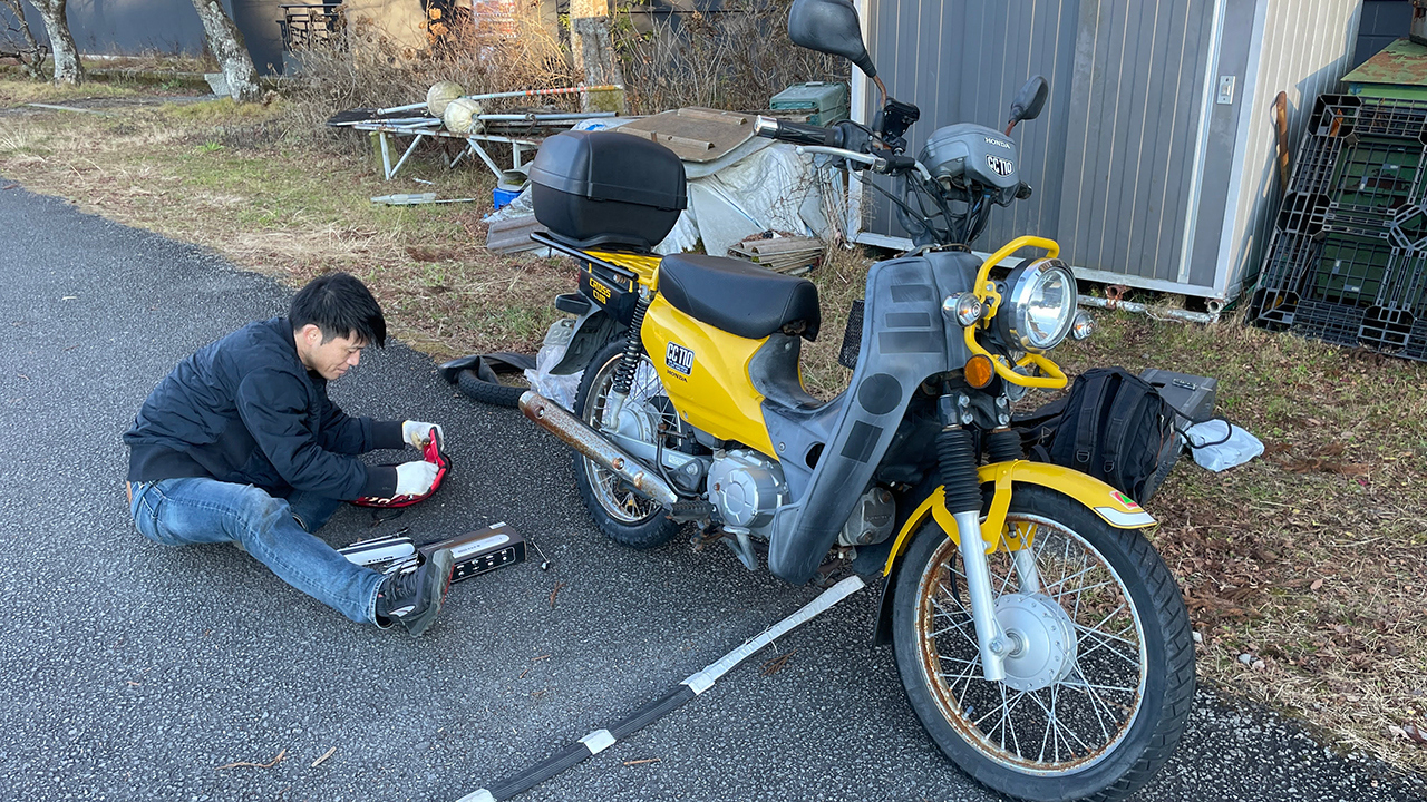 実録、山道でバイクがパンクするとどうなるのか　バイク屋もない、修理道具もない、軽トラ借りるレンタカー屋ももちろんない