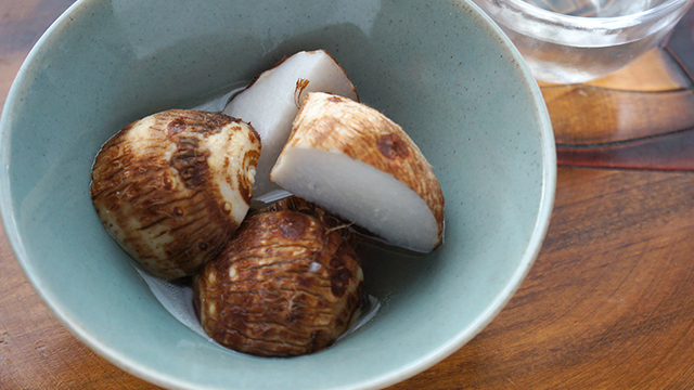 里芋は皮ごと食べて大丈夫だし、むしろうまい　里芋本来の味わいを凝縮したような皮を味わう