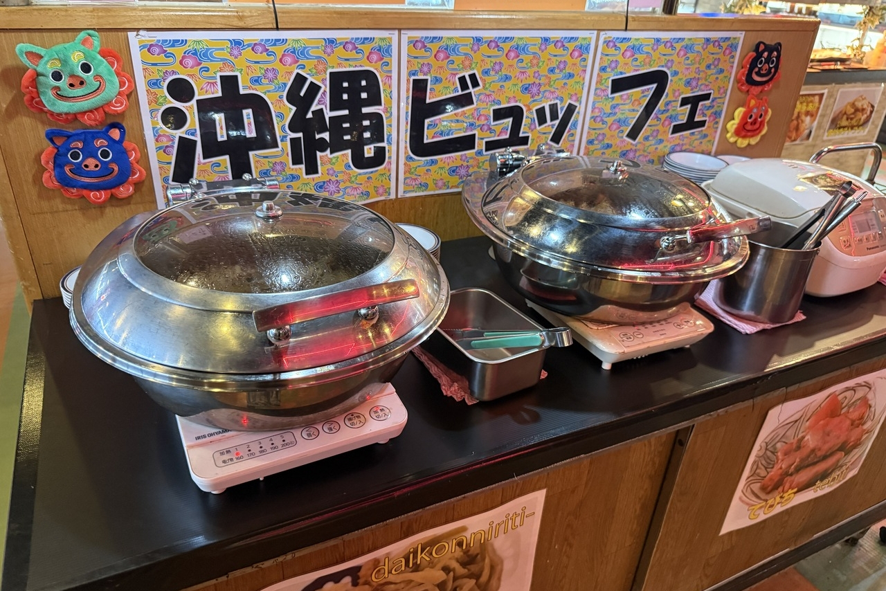 沖縄のローカル焼肉食べ放題店では、沖縄料理も食べ放題
