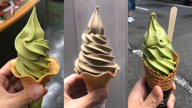 お茶屋さんのソフトクリームを食べる
