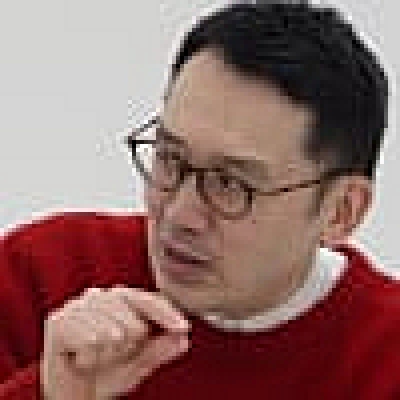 真っ白い部屋でCMみたいに座談会をする