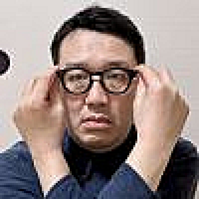 眼鏡に添える手を工夫すればあなたも賢く見える