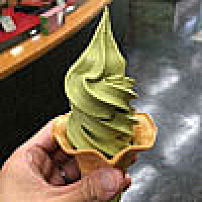 お茶屋さんのソフトクリームを食べる