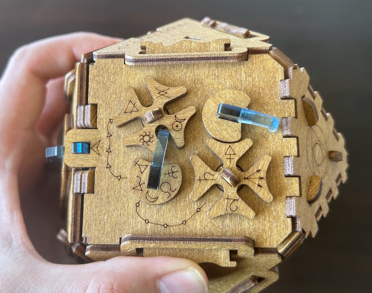 木製の箱とアクリル板が組み合わさった立体パズル「Puzzle Box」が
