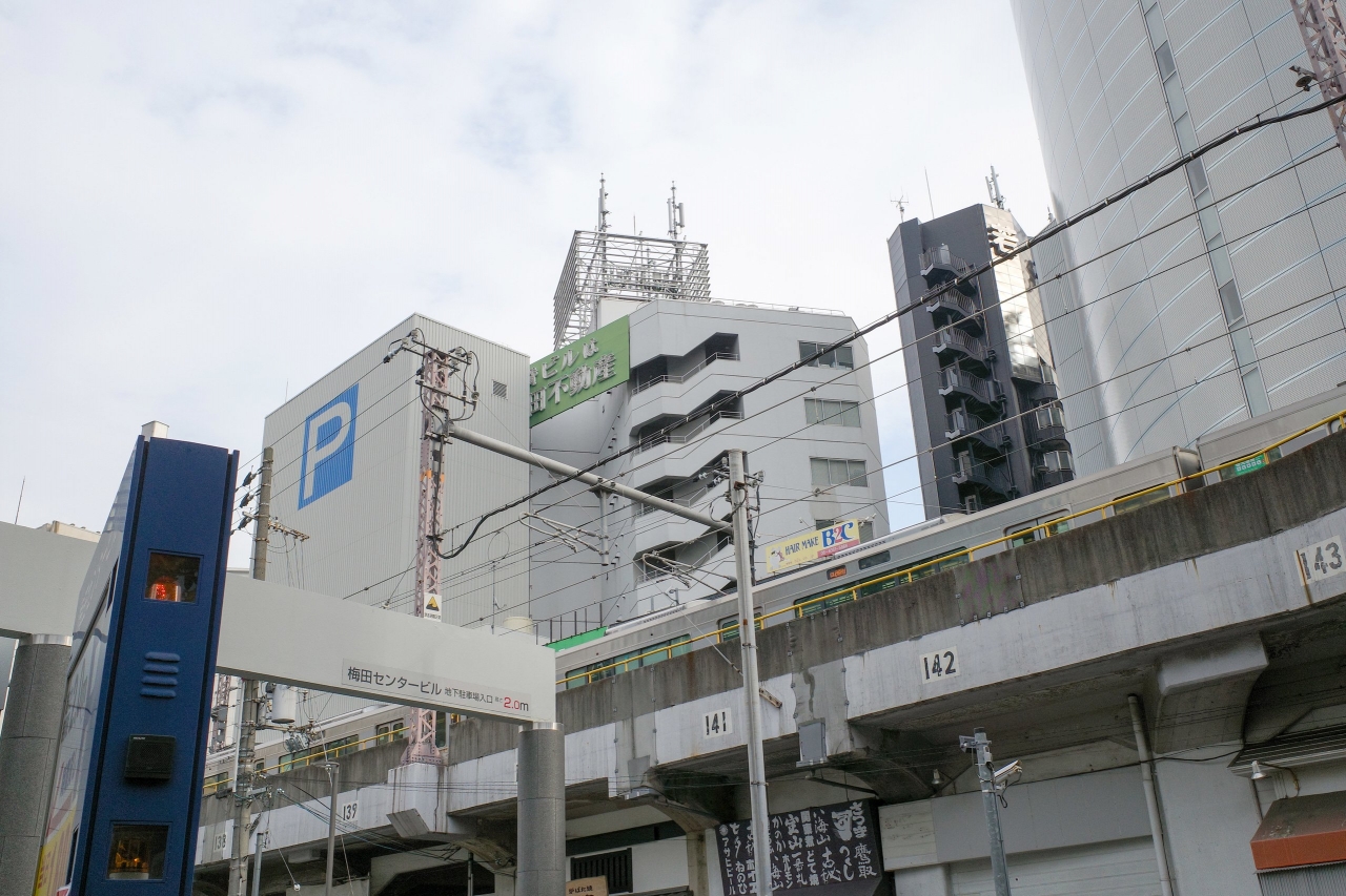 大阪・梅田にある隠れすぎたスポット、宙に浮いた看板 :: デイリー