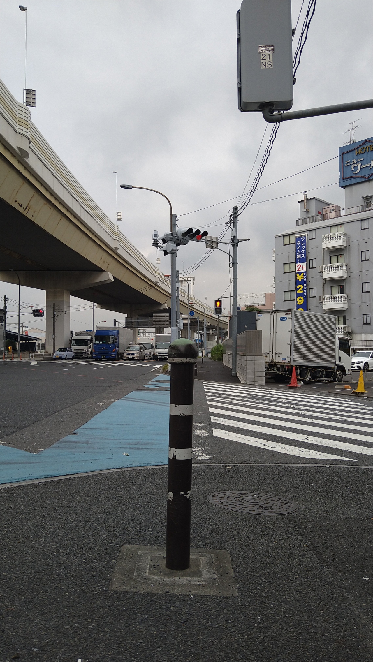 ２本目のポールもすぐ２ｍ先には横断歩道があります。