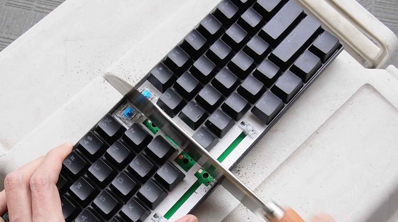 分割キーボードを自作する（のこぎりで）　普通のキーボードを真っ二つにするところから始まる自作分割キーボード