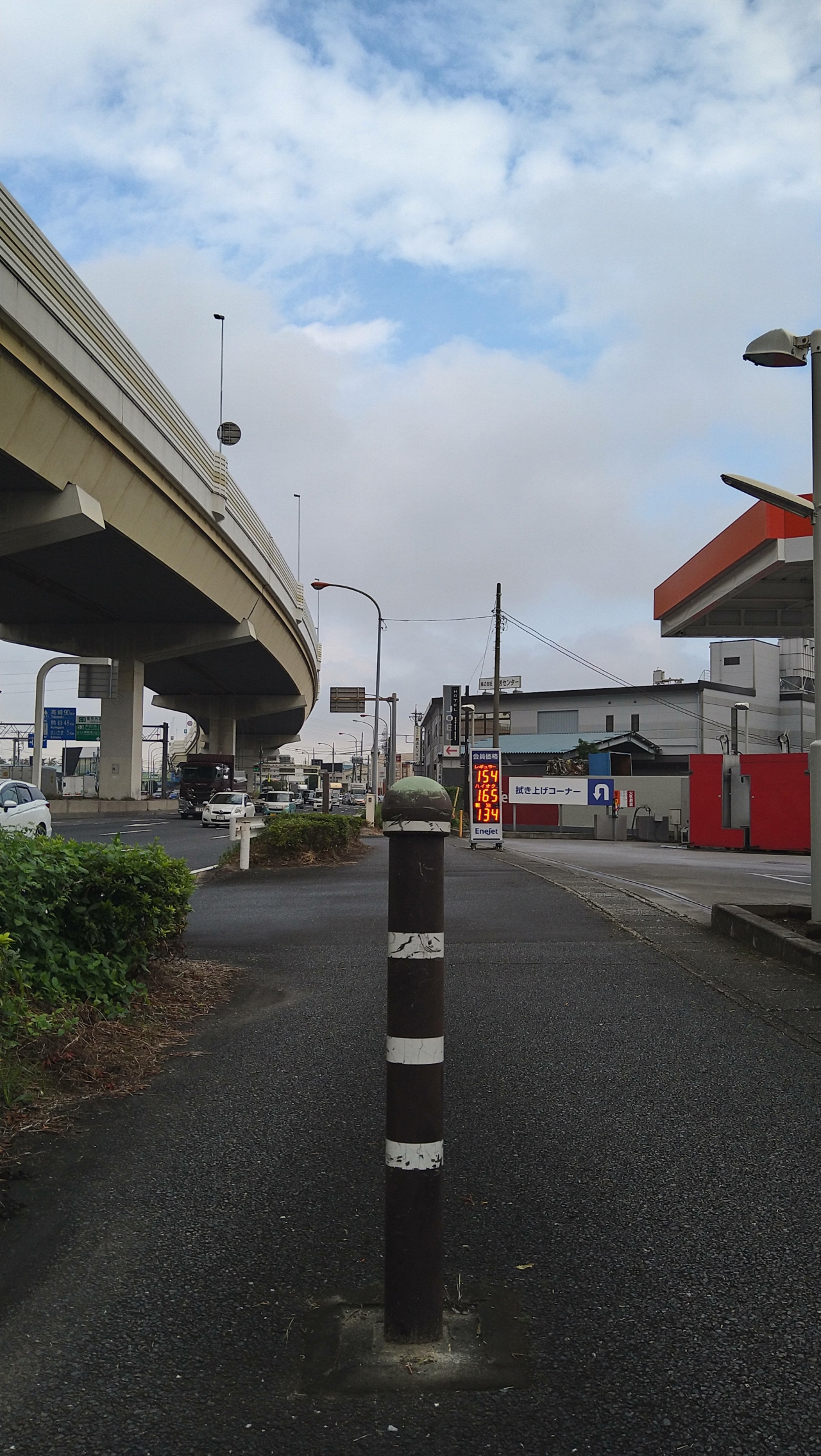 ポールを正面から撮影していきます。