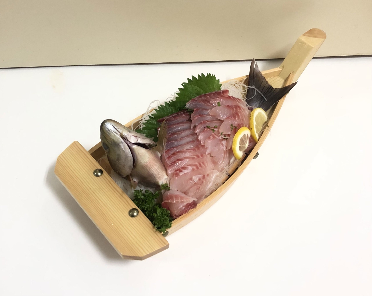 舟盛りを海に浮かべて食べたい :: デイリーポータルZ