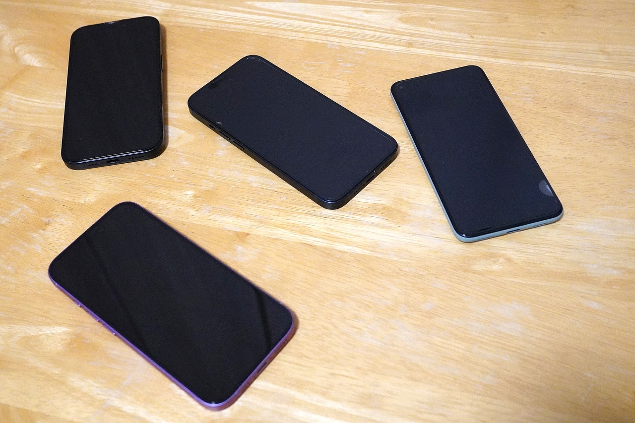 19台まとめ 折りたたみ携帯 スマホを2台つなげて「なんちゃって折りたたみスマホ」を作る (2/2