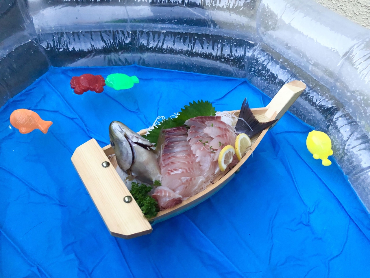舟盛りを海に浮かべて食べたい :: デイリーポータルZ