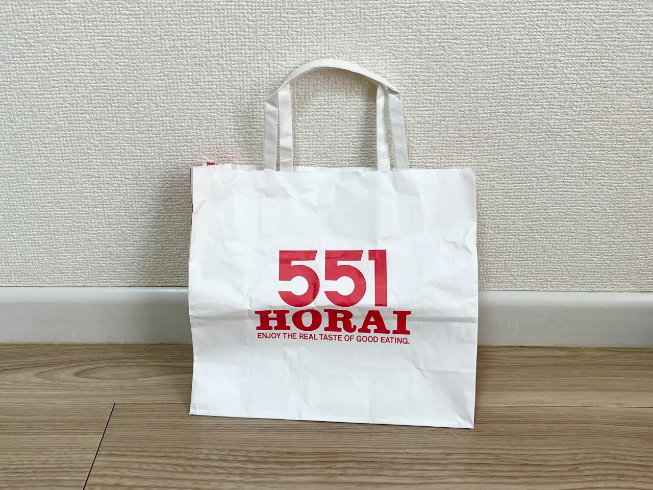 手作り551の袋に肉まんを入れて食べると美味しい (1/2) :: デイリー