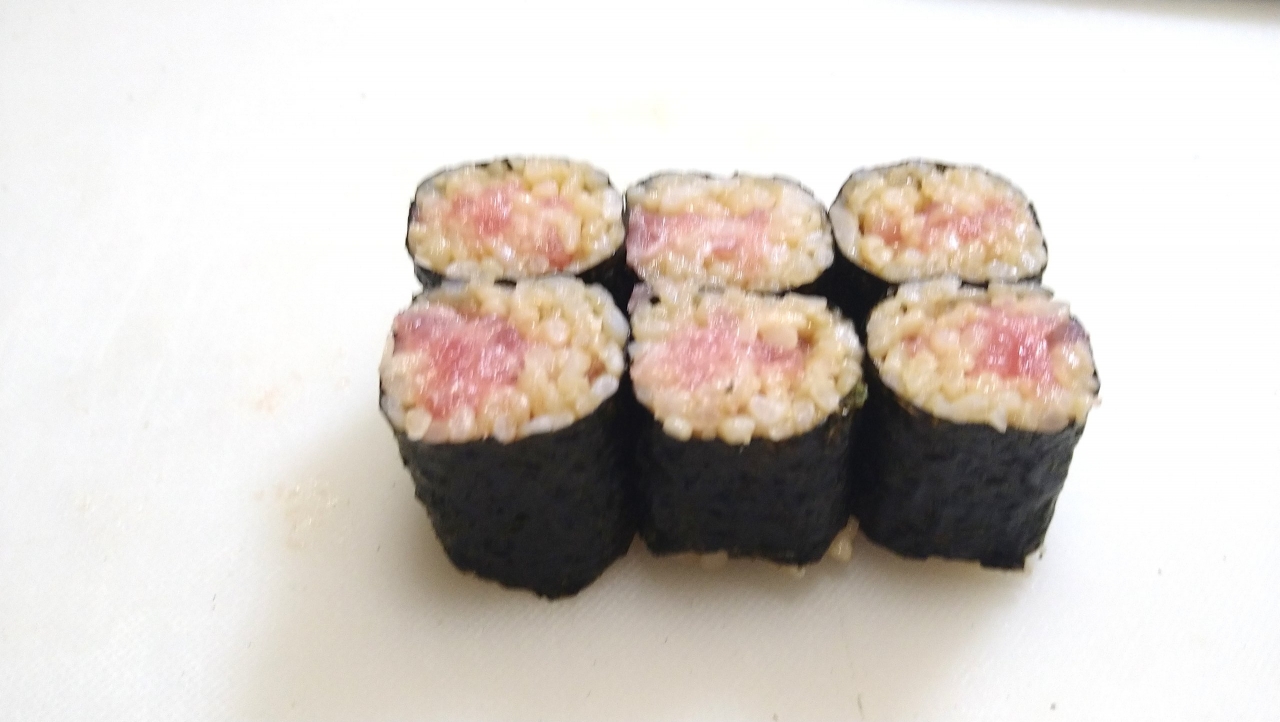 013_職人の普通の巻き寿司とスーパーの巻き寿司.JPG
