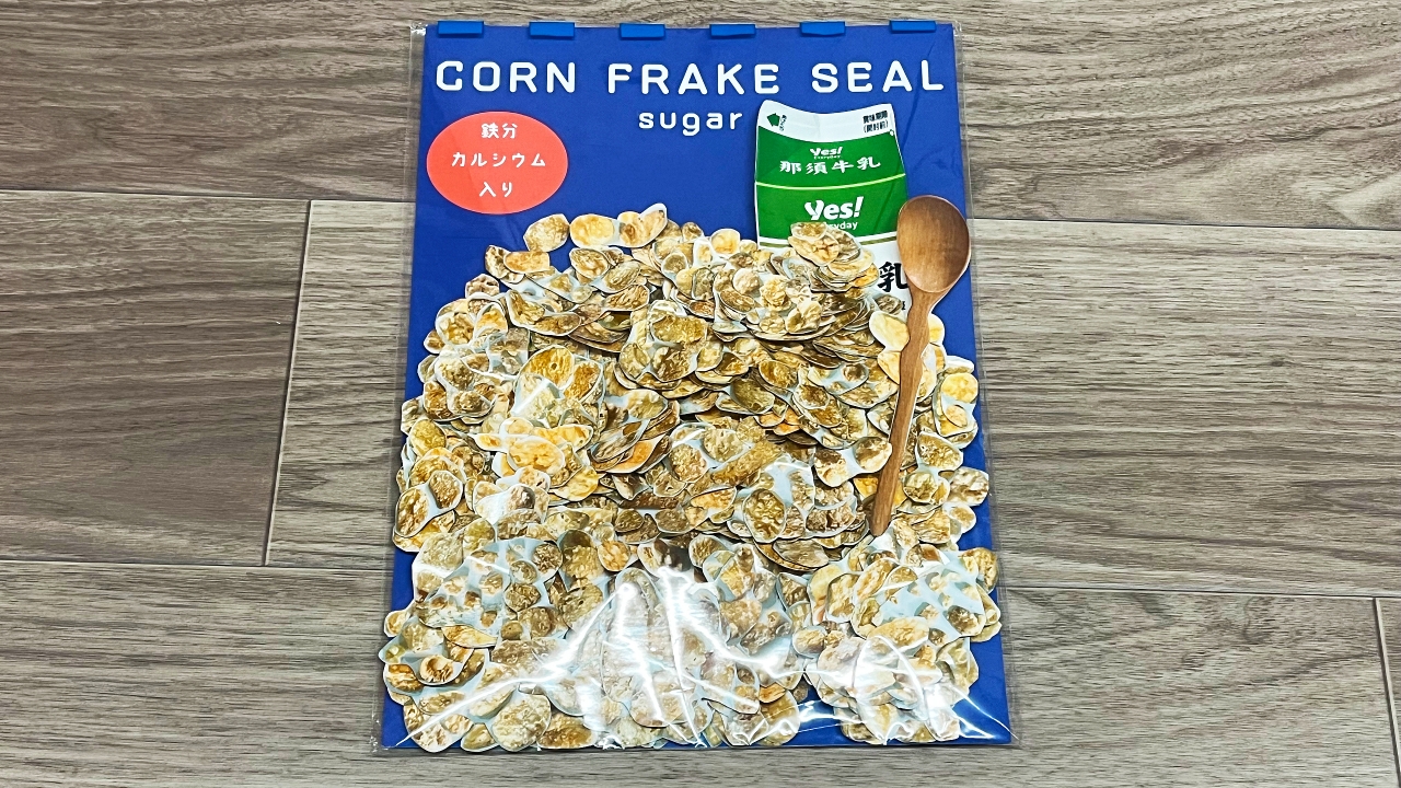 コーンフレークシールをつくる　一袋分をすべて撮影し、一枚一枚切った手作りのシール制作が大変すぎた