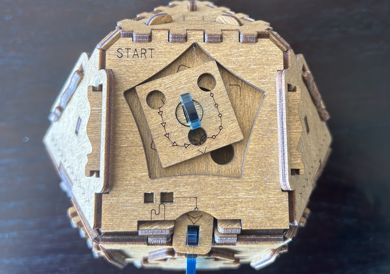 木製の箱とアクリル板が組み合わさった立体パズル「Puzzle Box」が
