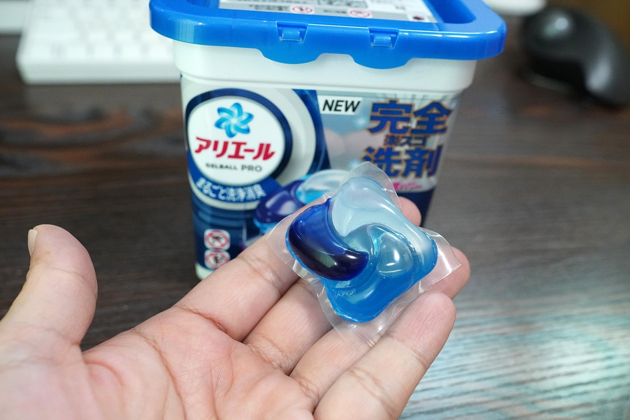 ジェルボール型洗剤の見た目比べ 半透明のかっこよさを堪能する (1/2