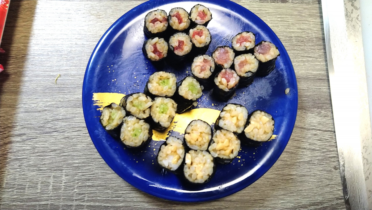 033_回転すしの皿にのる巻き寿司.JPG
