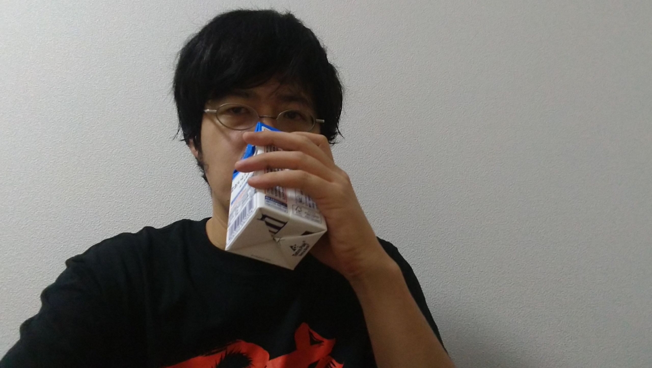 013_牛乳を飲む私.JPG