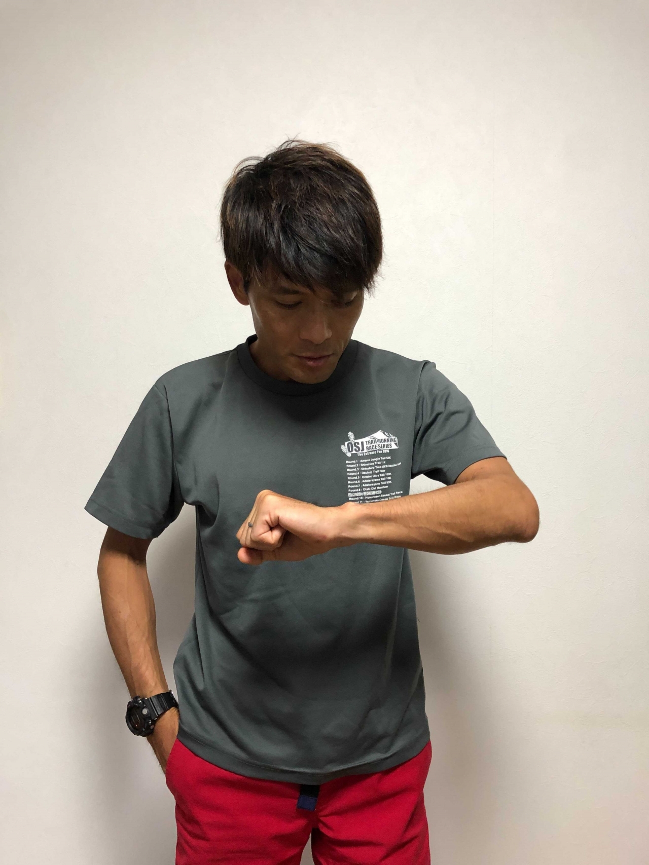 気分を変えようとしていつもと逆の手に時計をはめてきた人.jpg