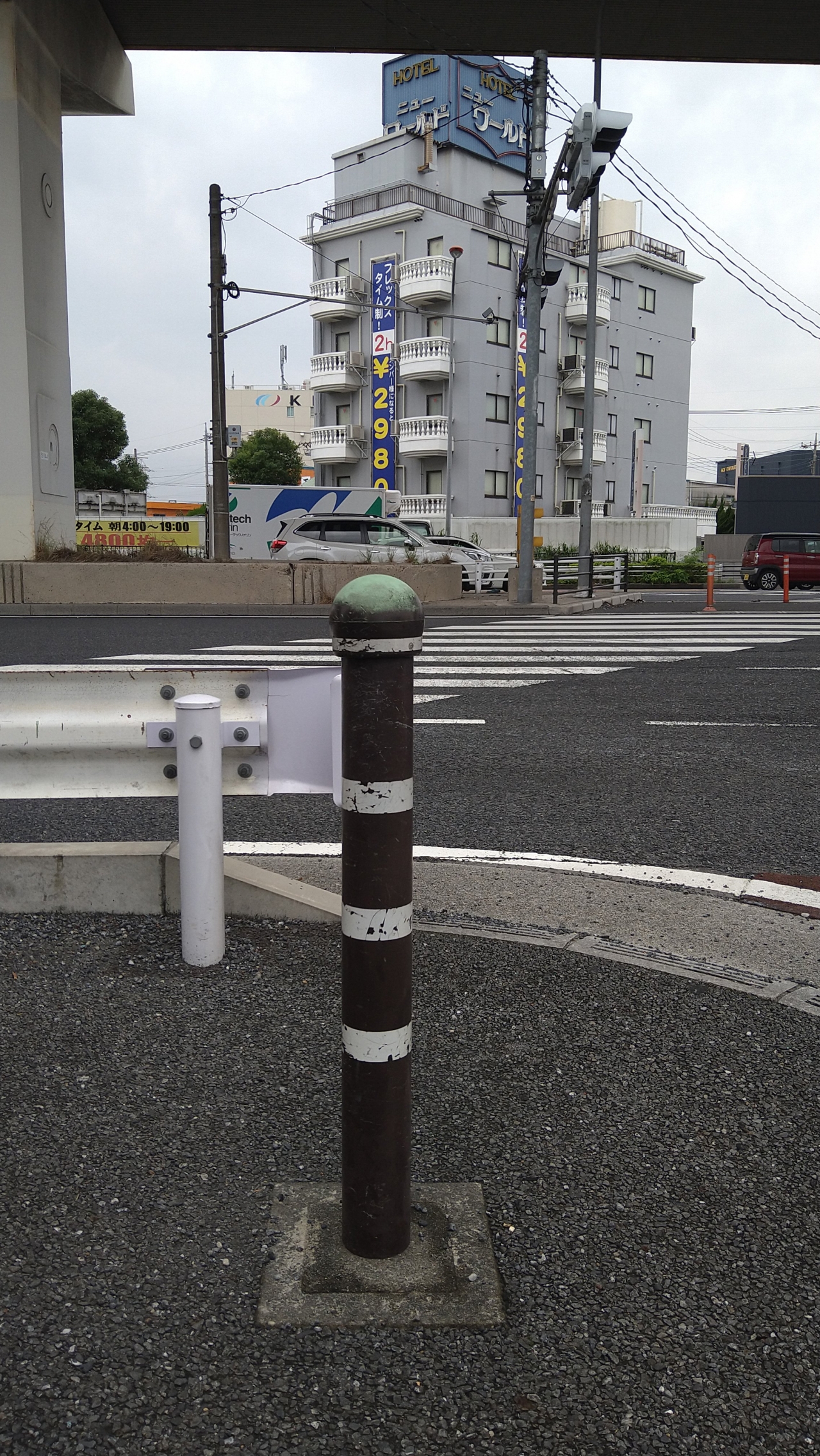 １本目のツルツルポール、横断歩道と交差点が直ぐそば。