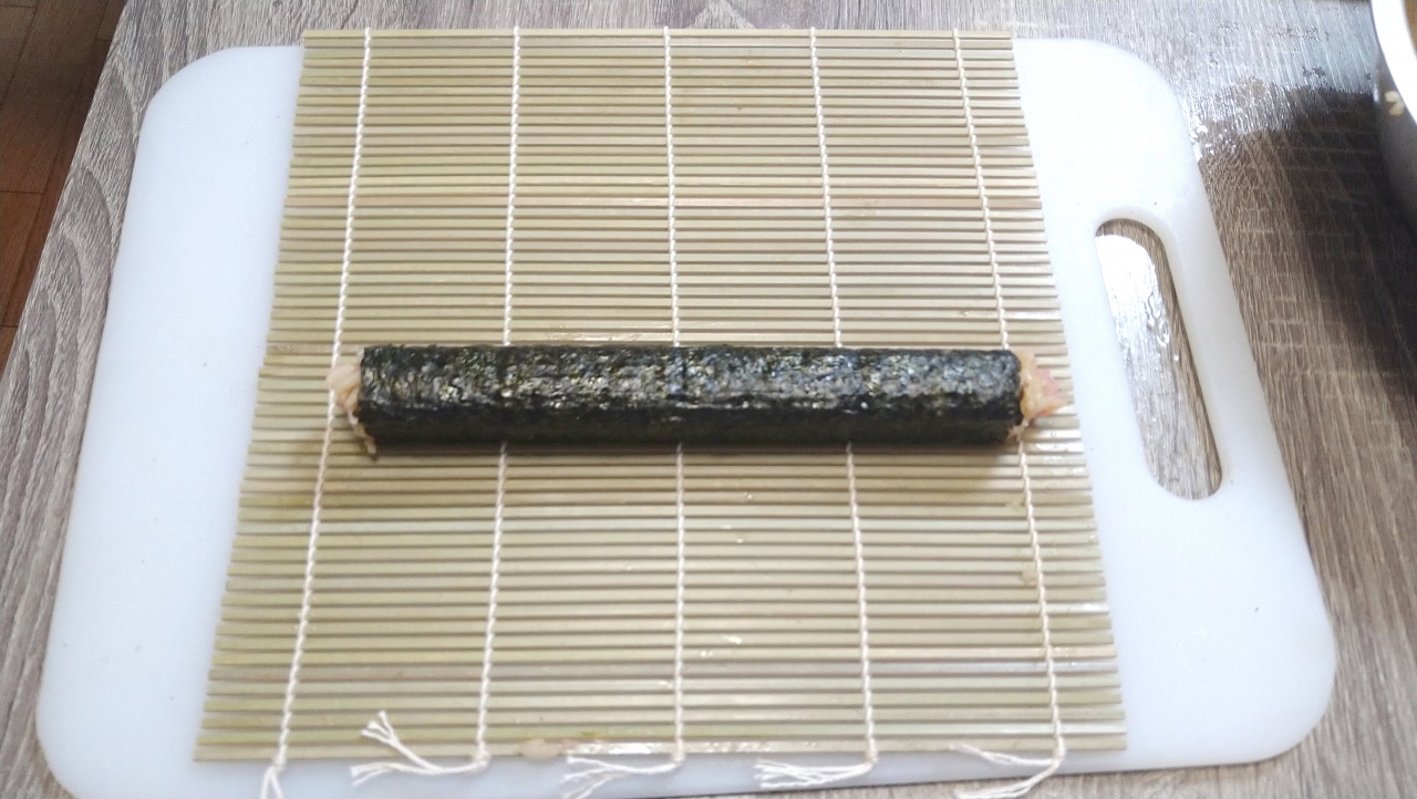 012_普通の巻き寿司の巻かれた後.JPG
