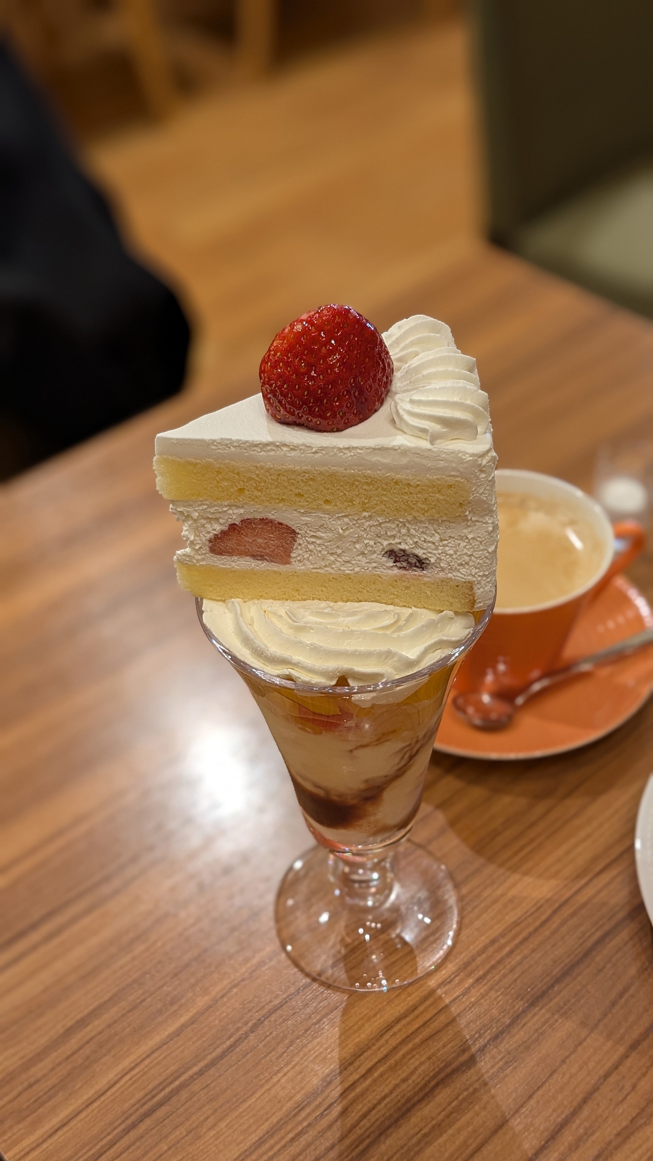 ケーキが乗ったパフェ