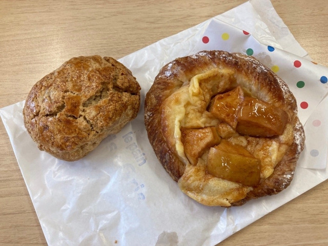 スコーン、焼きリンゴとサワークリームのデニッシュ.jpg