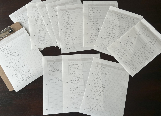 机の上に12枚の紙が置かれている。紙には魚類と魚類以外で列を分けて生物種の名前が書かれている。