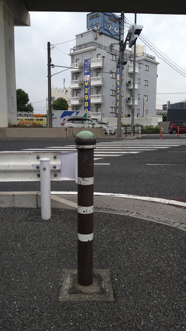 １本目のツルツルポール、横断歩道と交差点が直ぐそば。