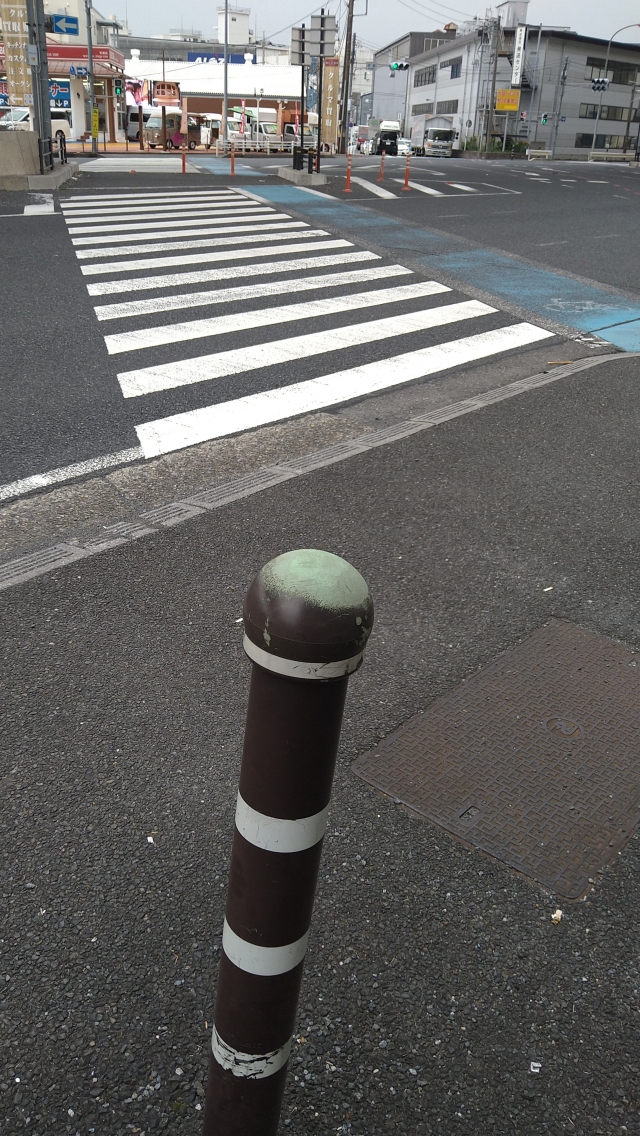 ２本目のポールもすぐ２ｍ先には横断歩道があります。