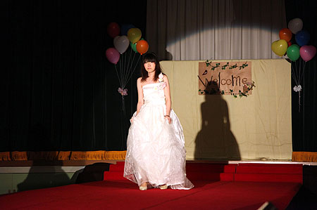 自作のドレスでファッションショーをする高校文化祭 デイリーポータルz