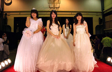自作のドレスでファッションショーをする高校文化祭 :: デイリーポータルZ