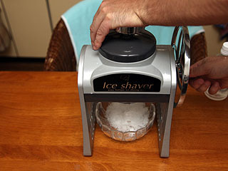 氷をセットしたらハンドルをひたすら回すわけです。