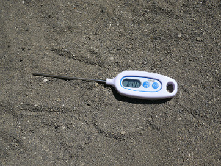 砂だと67℃くらいあった。体感では同じくらい。