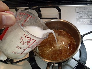 更に残りの水で小麦粉を溶かして投入。