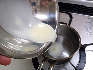 鍋にコンデンスミルクを入れます。