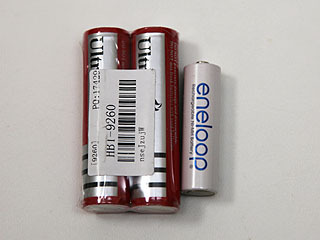 左が充電式のリチウム電池です。なお、リチウム電池はモノによっては発火したり爆発したりするので万人にお勧め出来るものじゃないし、防火袋に入れて保管する必要があります。