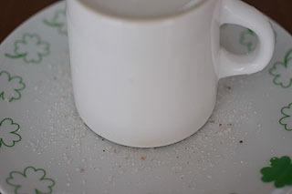 カップの縁を水で濡らし、皿に盛った塩につける。