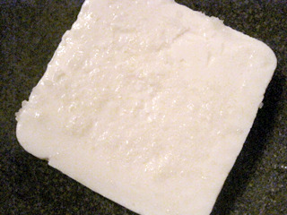 半丁サイズの豆腐だったので、塩は片面0.5gずつにした。 手でじょりじょり豆腐にぬりつけるのが新鮮な体験