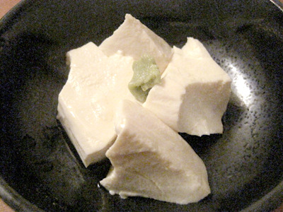 塩豆腐として一番メジャーな食べ方らしい、わさびとオリーブオイルがけ。もう「こういう食べ物なんだな」としか言えない。おいしいです